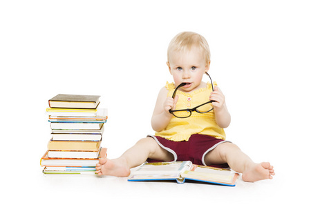 在眼镜，儿童早期发展，小的孩子学龄前教育理念，在白色的背景分离小孩女孩看书