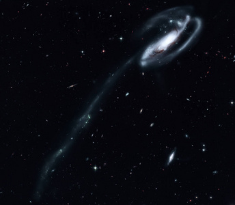 蝌蚪是位于天龙座的螺旋星系照片