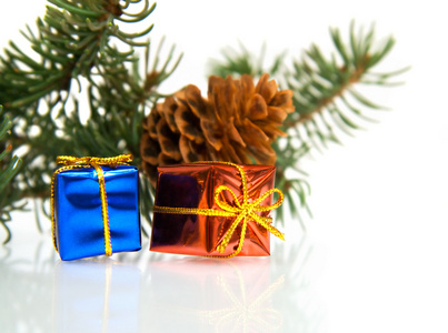 圣诞树和礼物的树枝