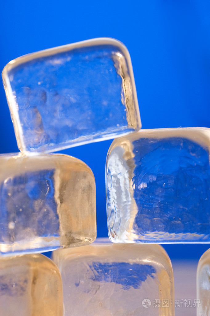 加入饮料用的小方冰块icecube的名词复数