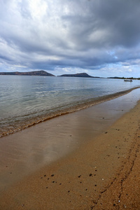 泡沫海中的波浪溅在沙滩上