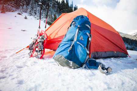 山中宿营在冬天