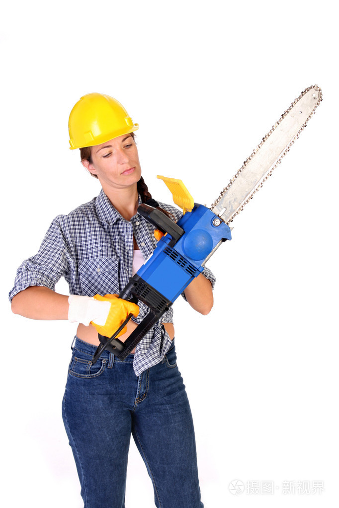 美女带着链锯