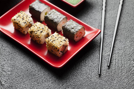 寿司美食红板和黑色的桌子图片