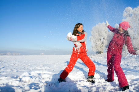 两个女孩在玩雪