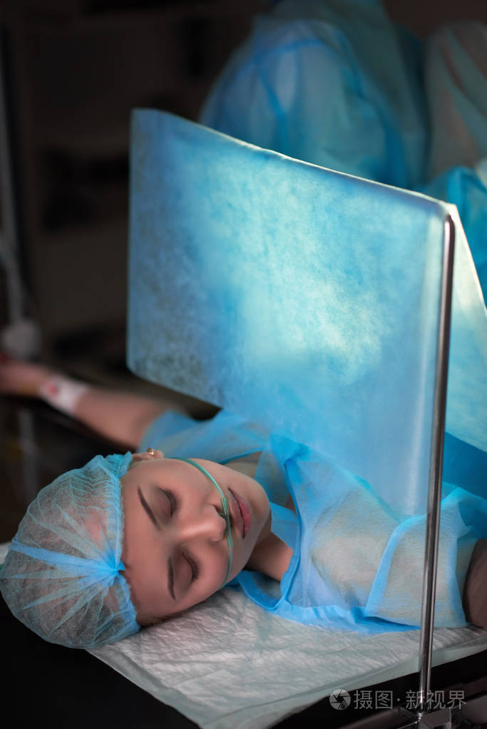 接受手术的女病人
