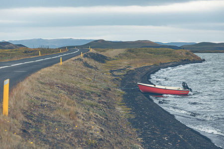 冰岛景观与红船图片