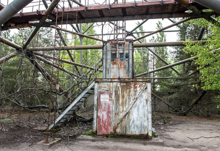 的空域管制一个军事雷达站在一座被田野包围的小山上的照片苏联雷达站
