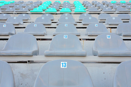 体育场的彩色座椅