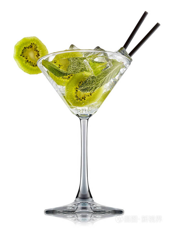 酒精鸡尾酒在白色背景上孤立