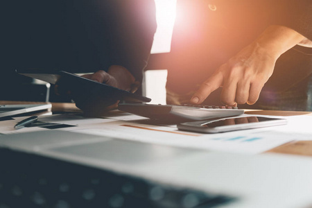 计算用的 慎重的 lt贬gt精于算计的女人算计生意计算用的 慎重的 lt贬