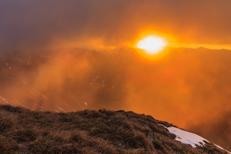 在 fagaras 山日出