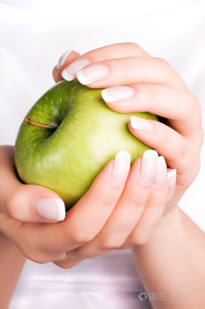 女人手中的绿苹果