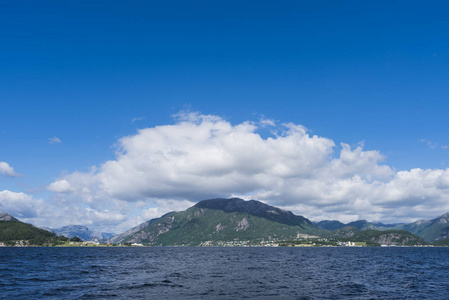 挪威的一个阳光明媚的夏日风景