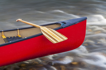 用桨的独木舟船头