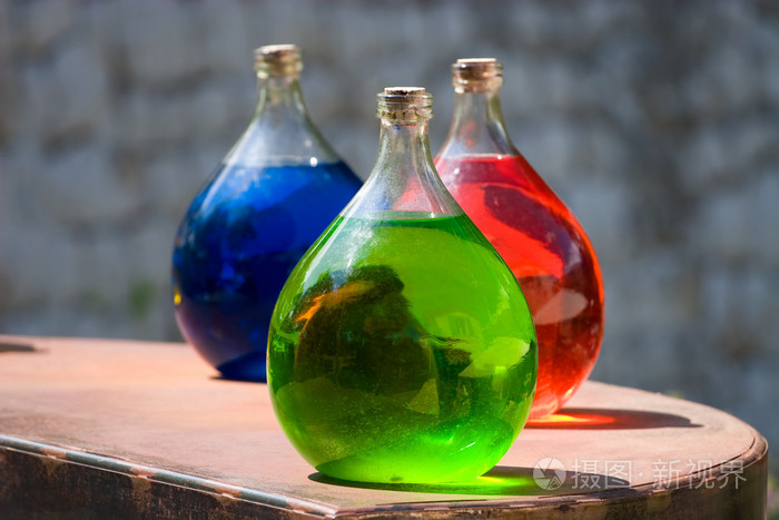 三个装有有色液体的容器