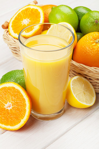 柑橘类水果和果汁杯