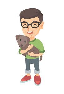 白种人快乐的男孩，在眼镜抱着一只狗