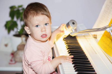 小女孩喜欢弹电子琴 合成器 的 f