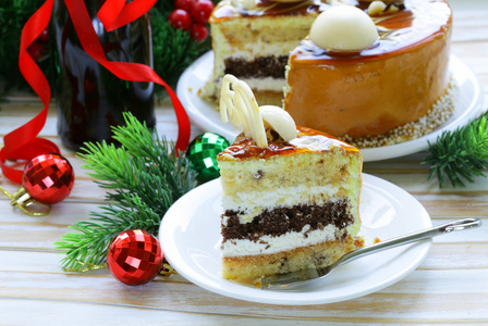 喜庆的圣诞蛋糕焦糖饼干饰白巧克力