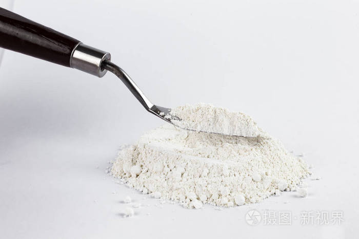 在白色背景上的白色颜料
