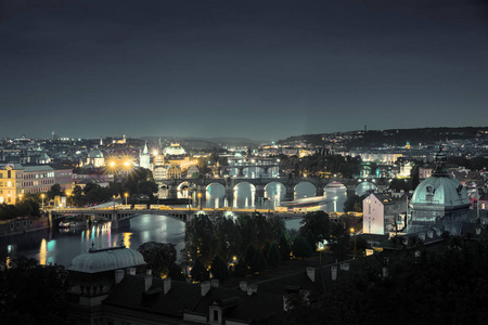到了晚上，布拉格，捷克共和国的桥梁