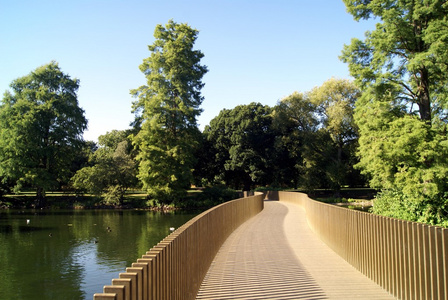 桥梁在湖中，英国皇家植物园，Kew，伦敦，英国
