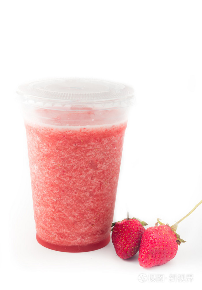 白色背景上的草莓奶昔