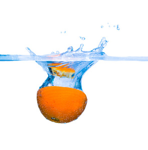 橘子溅在水里