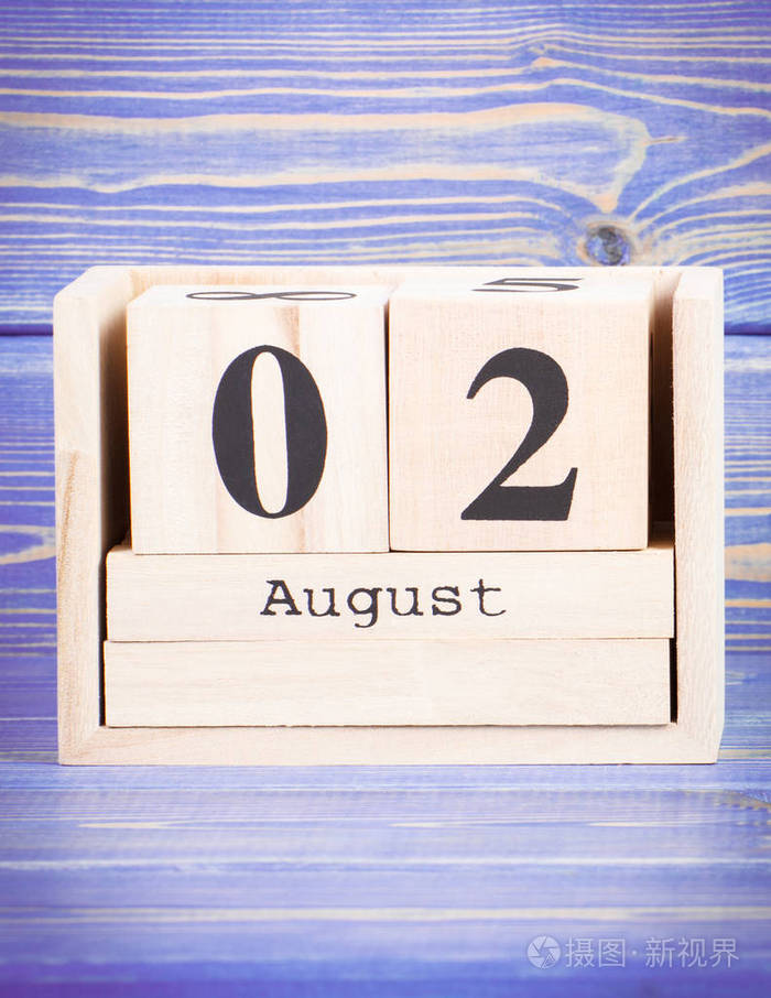8月2日8月2日在木制的多维数据集的日历上的日期