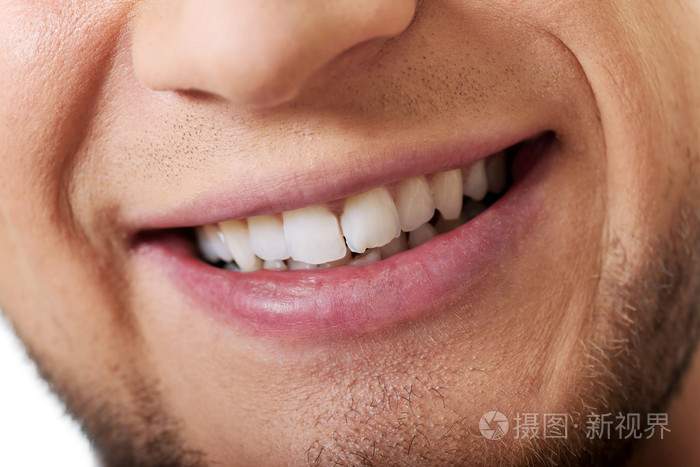 商人露出白色的牙齿