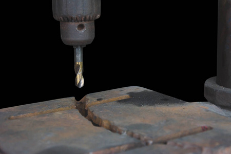 钻车用钻在车床上钻洞照片
