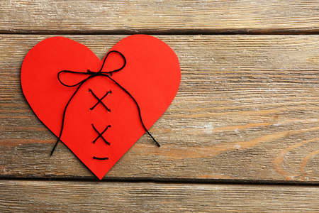 婚姻修复缝合的心木背景照片