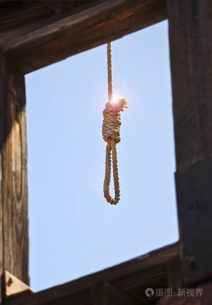 通过开着的窗户的刽子手的绞索