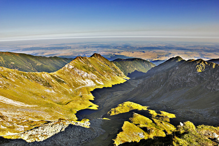 从 Fagaras 山的美丽夏日风景