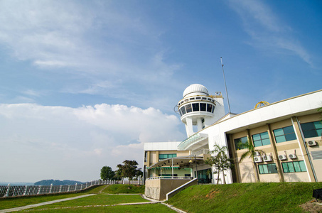 天文台望远镜塔站在蓝色的天空背景位于马来西亚波德申港