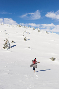 运行在雪场在山中的女人