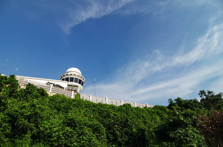 天文台望远镜塔站在蓝色的天空背景位于马来西亚波德申港