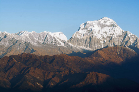 下午，在尼泊尔的喜马拉雅山山脉
