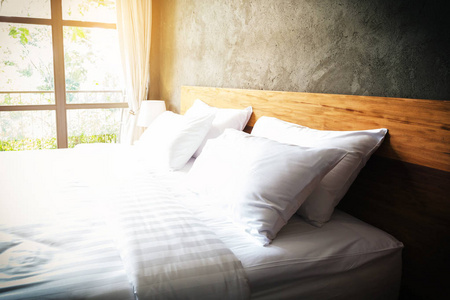 关在卧室套房室内配白色枕头和墙浓