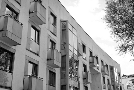 现代的豪华公寓楼。黑色和白色