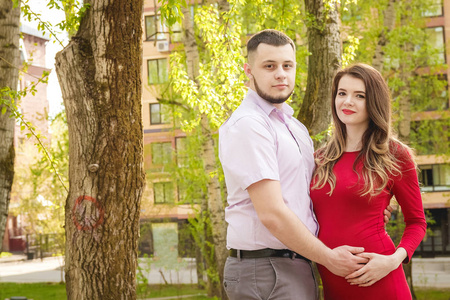 快乐的年轻夫妇怀孕中夏公园