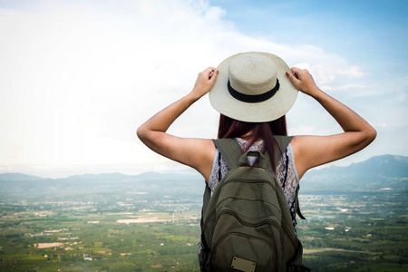 轻松快乐的旅行者，与 backpa 的年轻时髦女人旅行