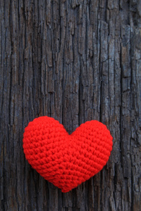爱的心，在木制的背景