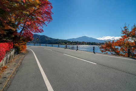 公路景观的湖和山风景