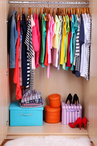 色彩鲜艳的衣服在衣柜里