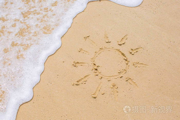 太阳在沙子上绘制的图像