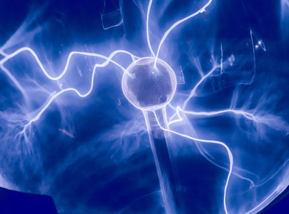 收费黑色强烈的电气放电和照耀着一个黑色的背景照片