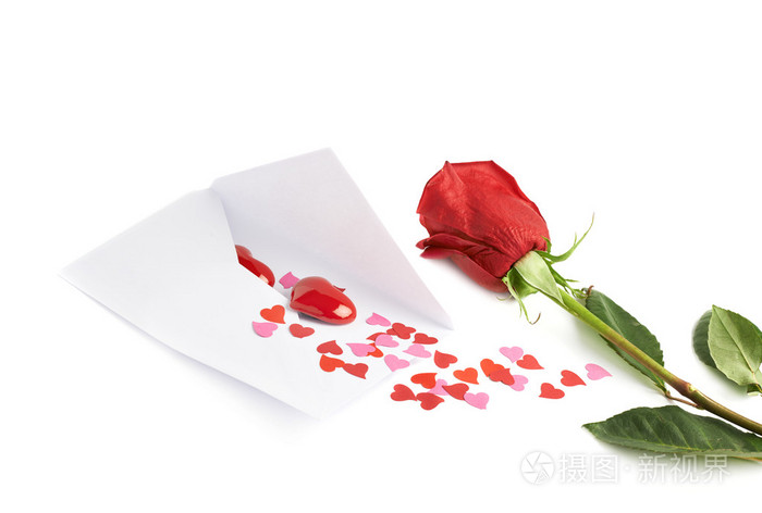 玫瑰和信封上写满了心