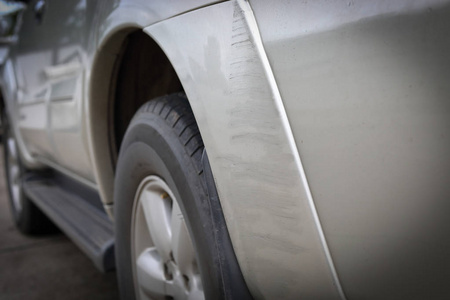 从道路交通事故的车辆车划痕损伤一辆白色汽车的后保险杠在事故发生后